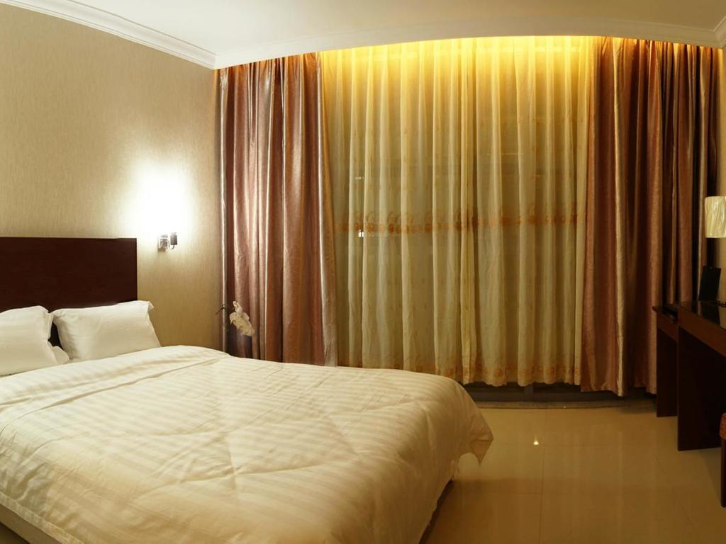 Baguio Crown Legacy Hotel Baguio City Room photo
